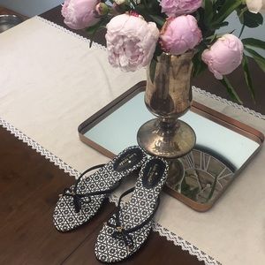 Kate spade sandal with bow, gold accents.